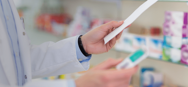 医師が薬を選んでいるイメージ