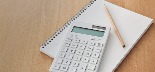 電卓とノートの画像