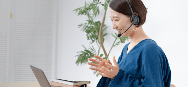 カウンセラーが電話カウンセリングしているイメージ