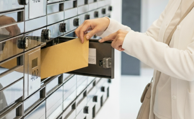 ポストから荷物を受け取るイメージ